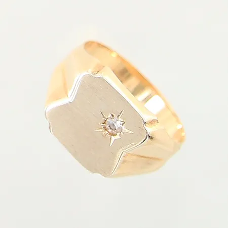 Klackring med vit sten, stl 18¾, bredd 4-11,6mm, 18K Vikt: 4,5 g