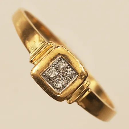 Ring med diamanter 4x ca0,01ct, stl 19, bredd 6,5mm, 18K Vikt: 2,1 g