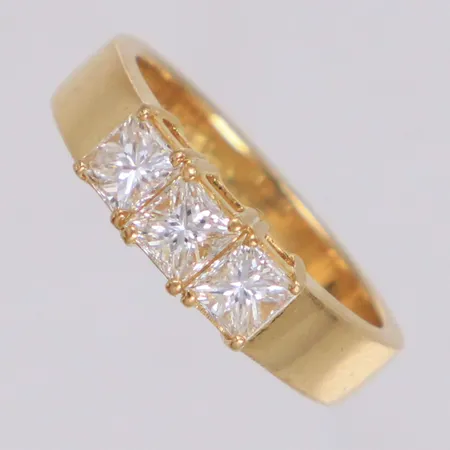 Ring med princesslipade diamanter 3xca0,28ct, stl 15½, bredd 3,6-4,5mm, gravyr, 18K  Vikt: 5,3 g