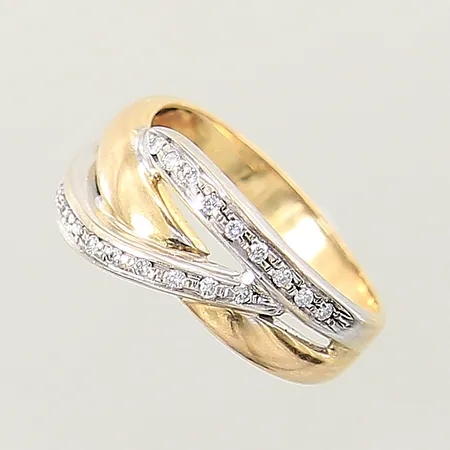 Ring med diamanter 20 x ca 0,01ct, stl 17¾, bredd 4-10mm, vitguldsdetaljer, 18K  Vikt: 5 g