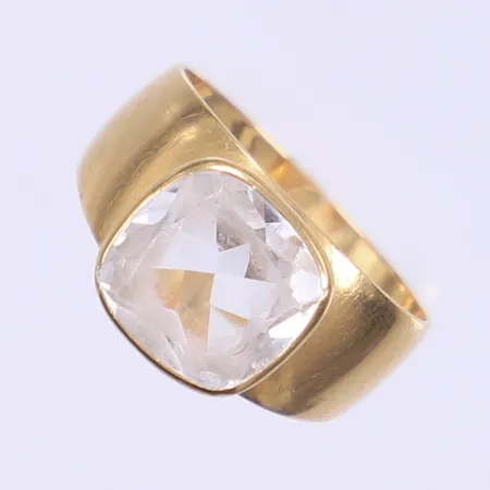 Ring med vit sten stl 17 bredd 4-10mm tillverkad 1967 18K Vikt: 3,7 g