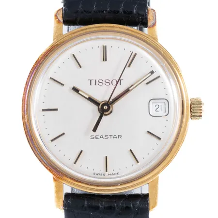 Damur Tissot Seastar i 18K guld med svart läderband (Tissot original). Boett Ø 22 mm, quartz, datum, plexiglas, gravyr. Går ej - Batteribyte krävs? Bruttovikt: 14,4g. 