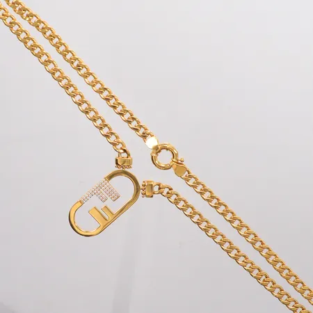 Collier längd 44cm, detalj längd 3,5cm, bredd 16,5mm, små vita stenar, 21K Vikt: 19,2 g