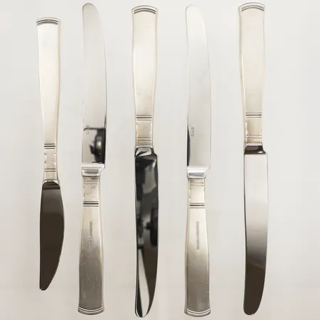 Fem knivar, modell: Rosenholm, ca 19-22,5cm, blad i stål, 830/1000 silver Vikt: 318,4 g