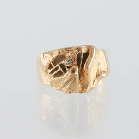 Ring 18k med liten diamant,Lapponia,slitage/märken/ojämn form,storlek 20 mm,bredd 5.1-14.3 mm. Vikt: 9,3 g