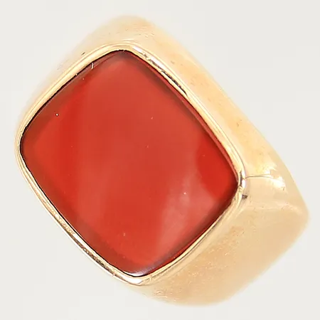 Klackring med röd sten, stl: 17, bredd: 4,8-13,2mm, gravyr, 18K  Vikt: 7,2 g