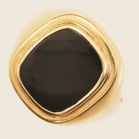 Klackring med onyxplatta, stl 19½, bredd 18,4mm, repig sten, 18K Vikt: 6,6 g