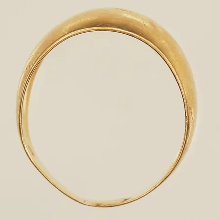 Ring, stl 15, bredd 8mm, skev, 18K  Vikt: 1,6 g