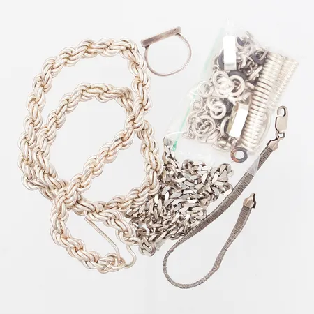 Defekta delar för silversmide, samt två defekta collier, ett armband defekt, en ring, silver 925/1000 Vikt: 337 g