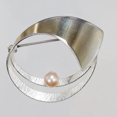 Brosch med imitationspärla mönstrad 37x32mm, med slitage silver 830/1000 Vikt: 5,1 g