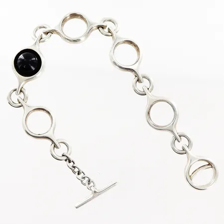 Armband 20cm Georg Jensen Sphere 474, cabochonslipad svart agat, formgivare Regitze Overgaard, silver 925/1000.  Vikt: 40,3 g