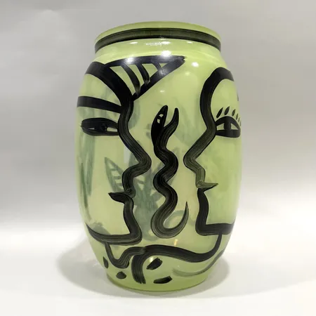 Vas Caramba Lime, Ulrica Hydman Vallien för Kosta Boda, grön glasmassa med svart dekor, numrerad: 7040542, signerad, höjd 34cm, mindre tillverkningsfel Skickas med postpaket.