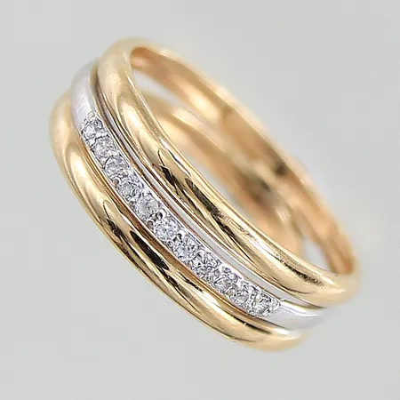 Ring med vita stenar, stl 16¾, bredd 4,3-6mm, 18K Vikt: 1,5 g