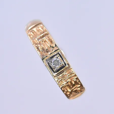 Ring med vit sten, stl 17¼, bredd 4-5 mm, graverad, 18K. Vikt: 4,5 g