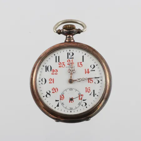 Fickur Omega med röda innersiffror,separat sekundvisare,silver,diameter ca 5 cm,tickar igång men ej funktionstestad.