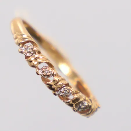 Ring med vita stenar, genombruten dekor, Ø17, 18K. Vikt: 1,6 g