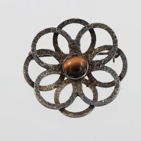 Brosch silver med tigeröga,Viktor Janson Lindesberg,diameter 36 mm. Vikt: 10,4 g