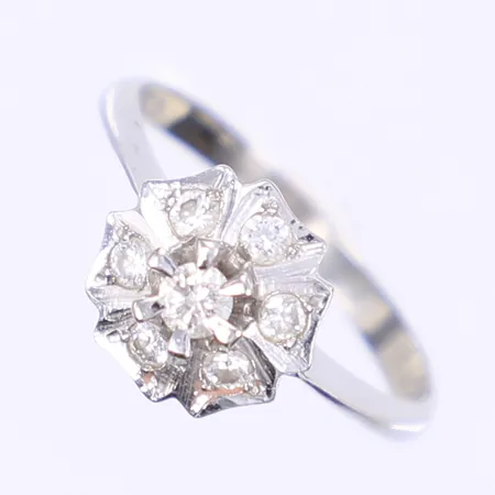 Ring med diamanter totalt 0,30ctv enl. gravyr stl 17¾, bredd 2-9mm, vitguld 18K Vikt: 3,1 g