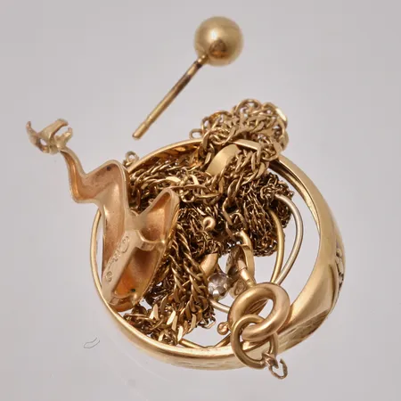 Diverse defekt guld, 18K, vikt 4,83g.