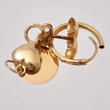 Defekt guld, 18K, vikt 1,18g.