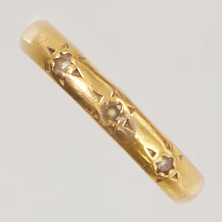 Ring skev/gravyr, 18K 3,0g.