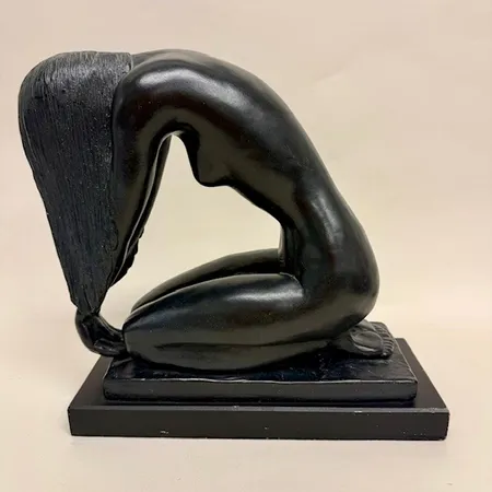 Skulptur, Art Deco-stil, Nude woman on knees, signerad Mort Malkin, USA, år 1985, höjd 33cm, bredd 34cm, etikettmärkt Austin Productions, träsockel, svart konstmaterial, färgbortfall Skickas med postpaket.