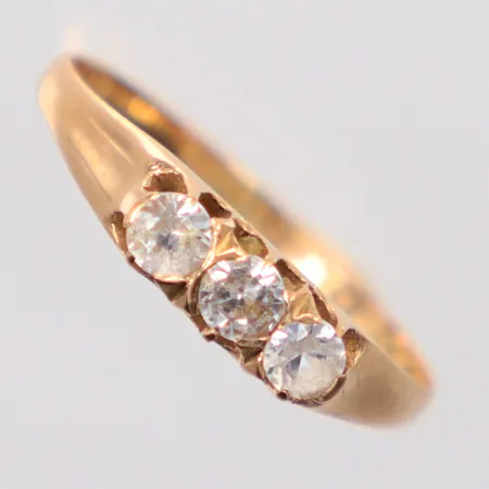 Ring med tre vita stenar, Ø18, 18K. Vikt: 1,6 g