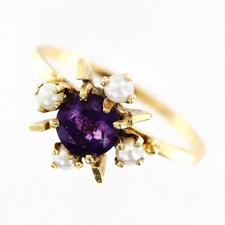 Ring med lila sten och pärlor, stl 18¼, bredd 1,5-12mm, sned infattning, 18K Vikt: 2,7 g