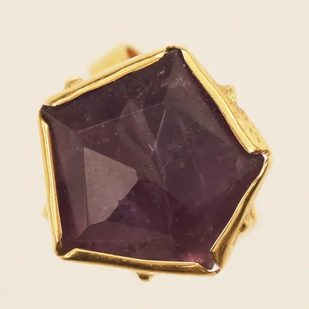 Ring med ametist, stl 13¾, bredd 4-15,6mm, 18K  Vikt: 5,4 g