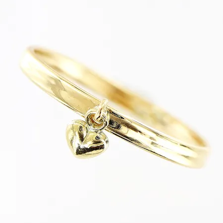 Ring med berlock hjärta, stl 18½, bredd 2mm, 18K Vikt: 0,5 g