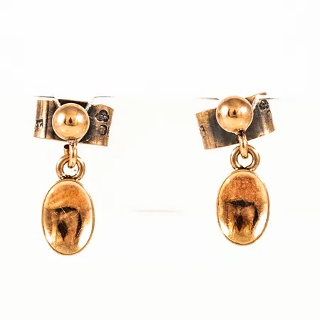 Hängande örhängen i 18K guld. De är 3 - 4,5 mm breda, 12 mm långa och väger 1,0g. Missfärgningar.