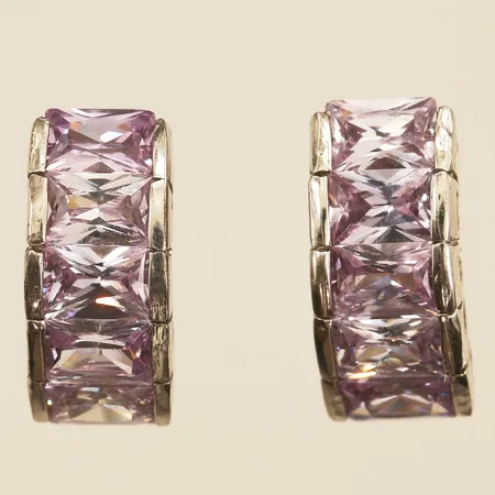 Ett par örhängen med lila stenar, längd 17,5mm, bredd 8mm, 925/1000 silver Vikt: 5,5 g