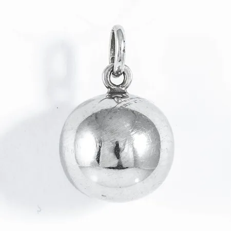 Hänge Kula Ø 14 mm i 18K vitguld. Det är 14 mm brett, 21,5 mm långt inkl. ögla och väger 2,7g.