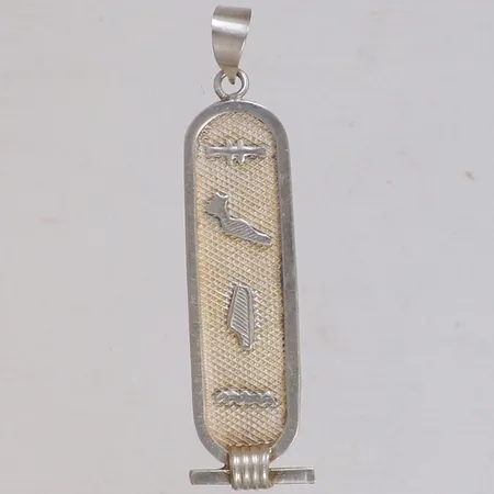 Hänge, längd 58,7mm, bredd 13,1mm, utländska stämplar, 800/1000 silver Vikt: 5,5 g