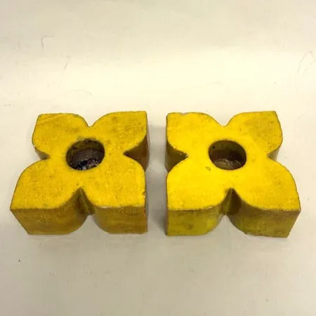 Ett par ljusstakar, blomform, Strong, gul, stämpelsignerade Lisa Larson, Gustavsberg, år 1967, bredd 7cm, höjd 3cm, glaserat stengods, flertal nagg Skickas med paket.