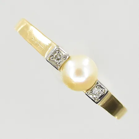 Ring med diamanter 0,02ctv samt odlad pärla Ø5 mm, stl 18¼, bredd 1-3 mm, 18K. Vikt: 2,4 g