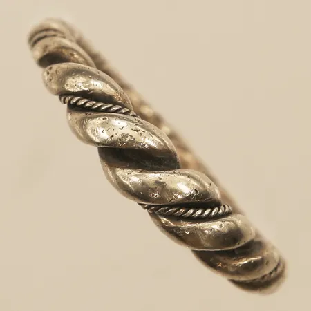 Ring, stl 15½, bredd 4mm, ostämplad, silver Vikt: 2,5 g