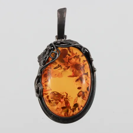 Hänge silver med bärnsten,höjd ca 5 cm. Vikt: 14,2 g