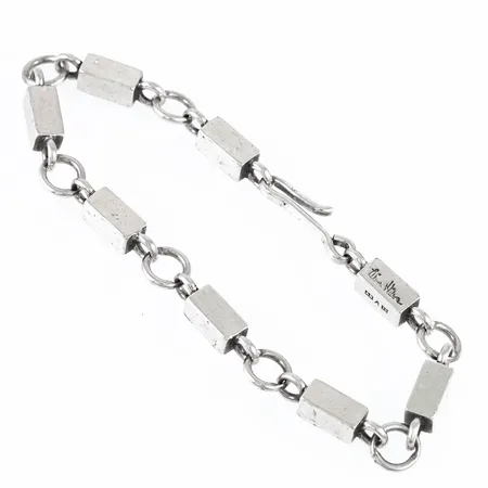 Armband Wiwen Nilsson i silver (925/1000). Det är 20,5 cm långt, 5 - 8 mm brett och väger 26,8g. Stämplad I9 (1959), AN (Wiwen Nilsson AB, Lund). Bruksslitage, nötta mellanöglor. 