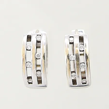 Ett par örhängen creoler med vita stenar samt genombruten dekor, Ø14mm, bredd 3,5-5,5mm, vitguld, 18K Vikt: 3,7 g