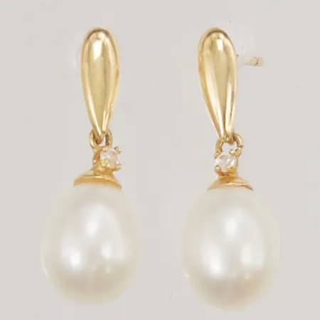 Ett par örhängen 21mm, odlade sötvattenspärlor ca 9x7mm, 18K 2,2g.