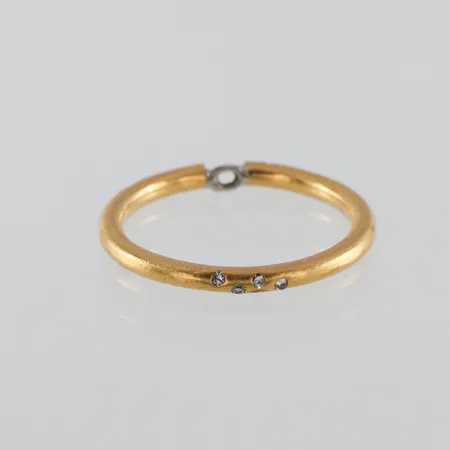 Trasigt guld 23k med stenar. Vikt: 2,7 g