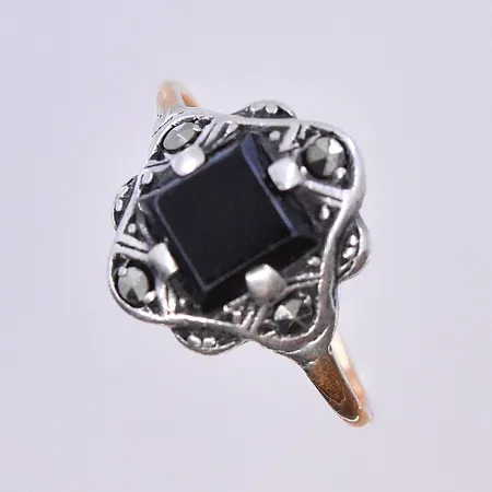 Ring med svart sten, stl 16½, bredd 1-13 mm, 18K. Vikt: 1,7 g