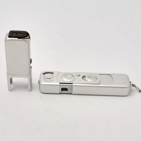 Miniatyrkamera Minox B complan, 1:35 F=15mm, serie nr: 874208, blixt, läderväskor.  Skickas med paket.