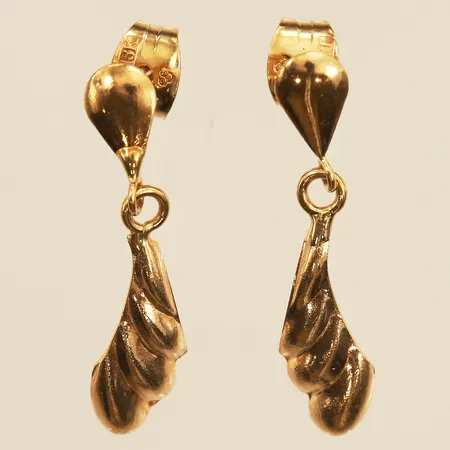 Ett par örhängen, längd 22mm, bredd 6mm, 18K Vikt: 0,9 g