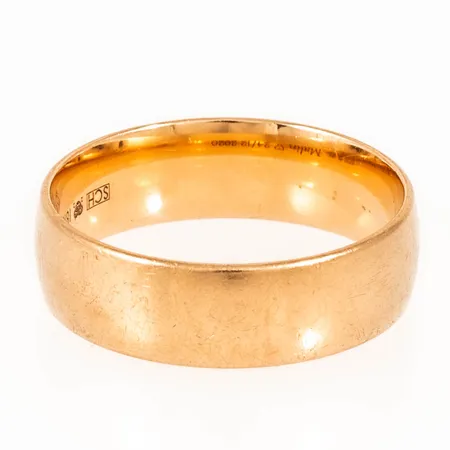 Graverat guld i 18K. Vikt: 8,7g.