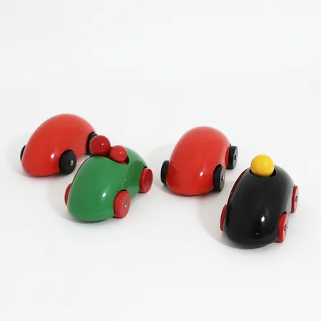 Fyra leksaksbilar Streamliners i trä från Playsam, mindre repor förekommer, inga övriga tillbehör Skickas med paket.