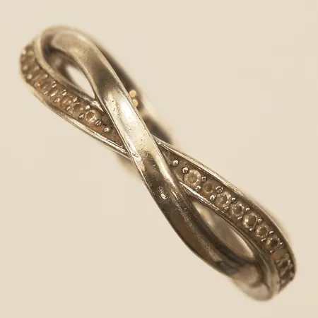 Ring med vita stenar, stl 18¾, bredd 5mm, 925/1000 silver Vikt: 2,1 g