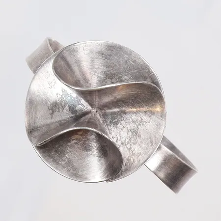 Armring mönstrad Ø62mm bredd 11-40mm, öppen, defekt i knäppning, saknar del, gravyr, Per Dåvik för Alton Falköping 1997, silver 925/1000 Vikt: 34,1 g