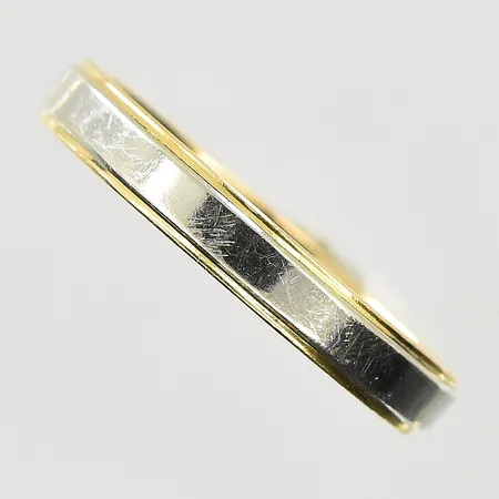 Ring med mittband i silver, stl 19¾, bredd 3 mm, gravyr, 18K. Brutto Vikt: 4,2 g